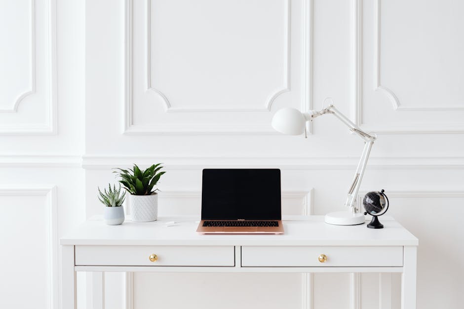 自宅の机に置かれたノートパソコンを映したオンラインフリースクールのイメージ