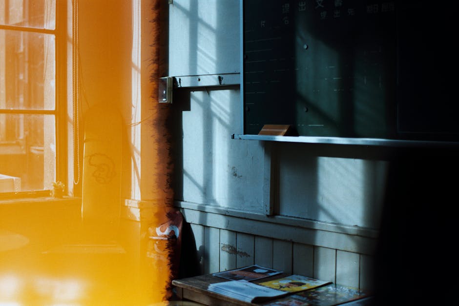 使われていない教室のチョークボードと机、教育機会確保法による学びの場の変化を象徴する静かな光景