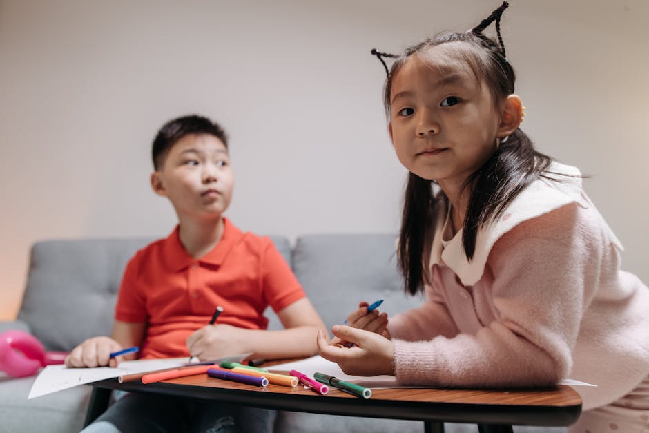 不登校の兄弟姉妹が一緒にお絵描きをする様子