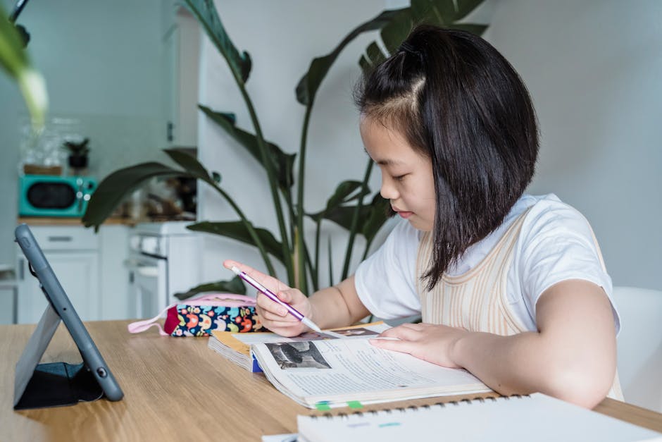 タブレットで学ぶ子どもの姿、メタバース不登校支援の自宅参加イメージ