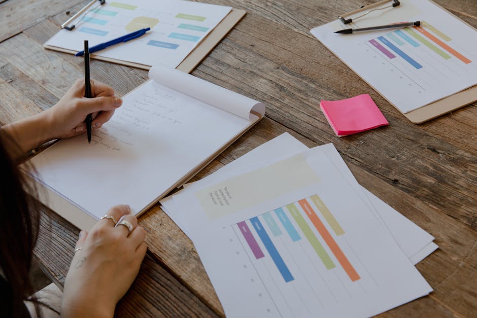 メタバース登校の活用アイデアを整理するノートと手元、不登校支援の準備風景