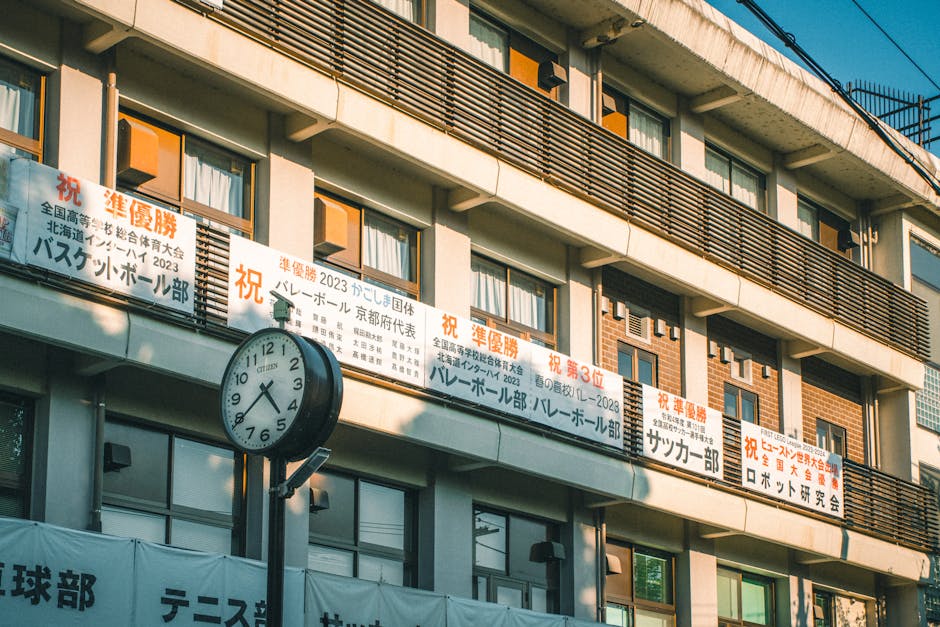 夕方の日本の学校校舎、ZEP不登校支援を学校単位で導入する現場