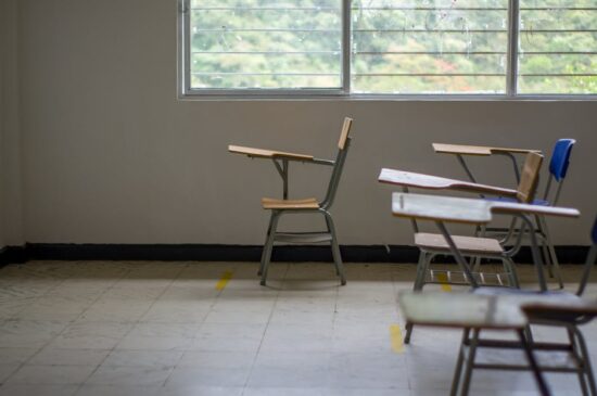 日本の教室と窓辺の光、不登校特例校一覧を考える保護者の視点