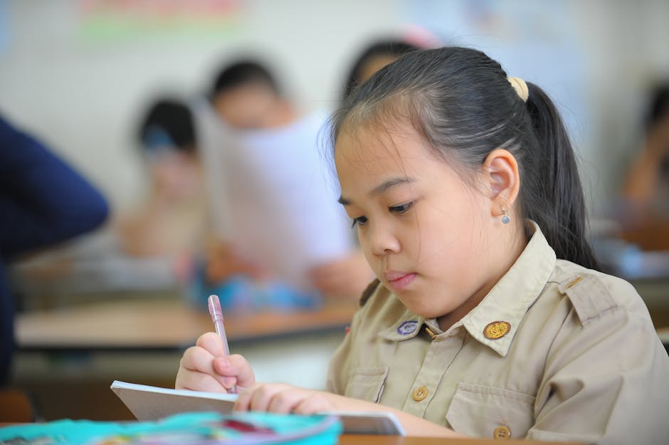 不登校の子の学び場フリースクール選び方を象徴するノートと学習風景