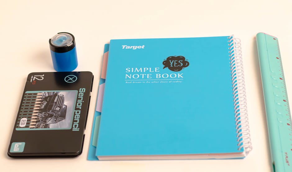 日本の学校で使われる文房具やノートのフラットレイ