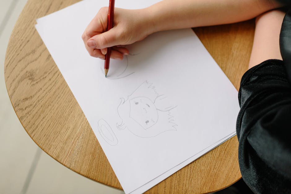 HSCと不登校｜木の机で静かに鉛筆を持つ子どもの手元、繊細な子の創作の時間