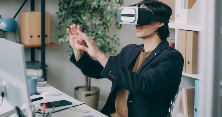 メタバースオフィスでVRヘッドセットを使う男性の様子