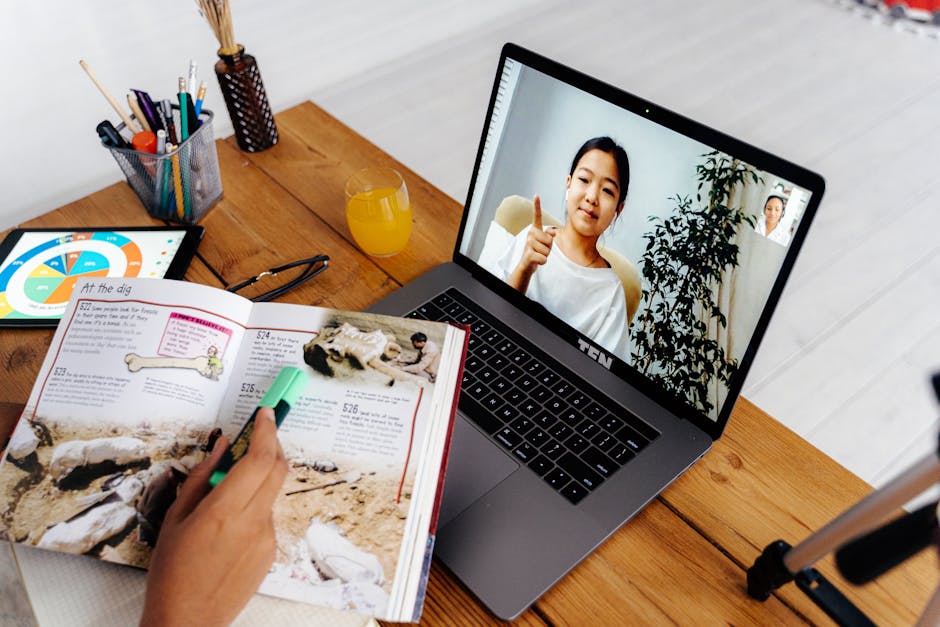 メタバース教育でオンライン授業に参加する学生とノートPC